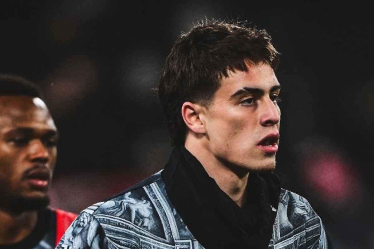 Kenan Yildiz prima di scendere in campo con la Juve