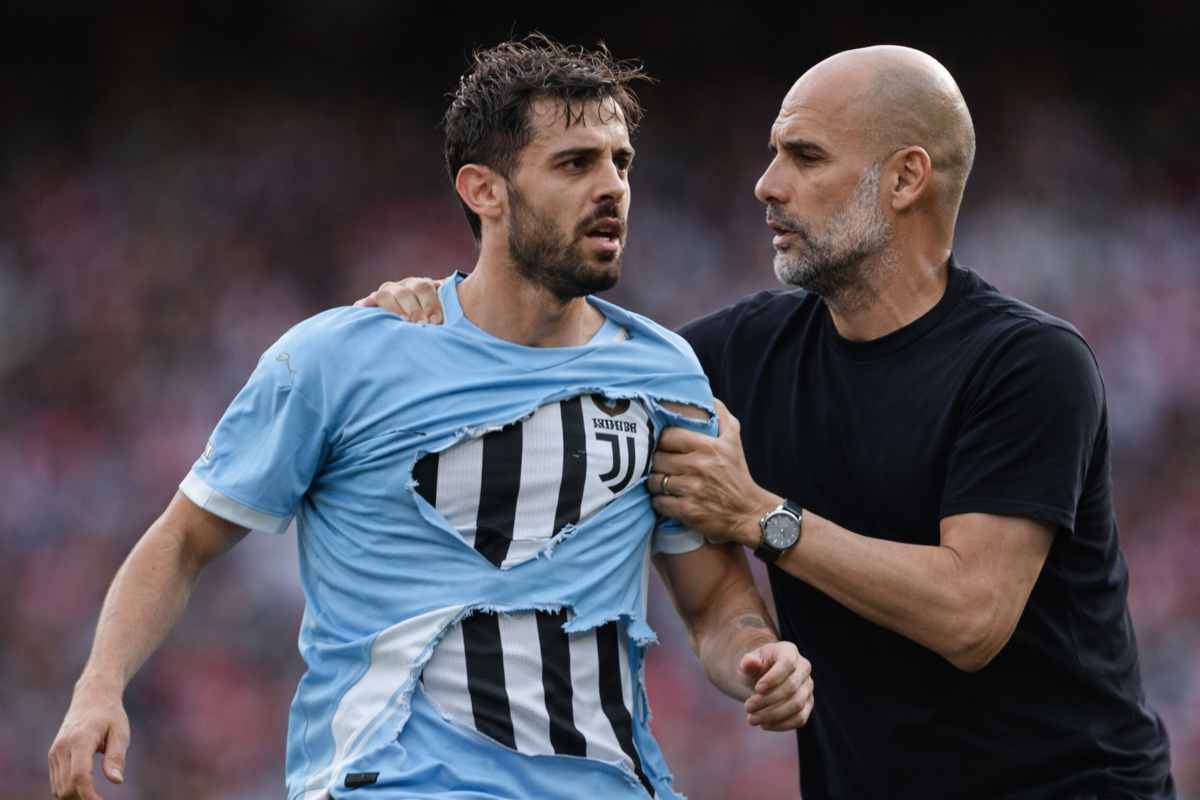Bernardo Silva con la maglia della Juventus trattenuto da Guardiola