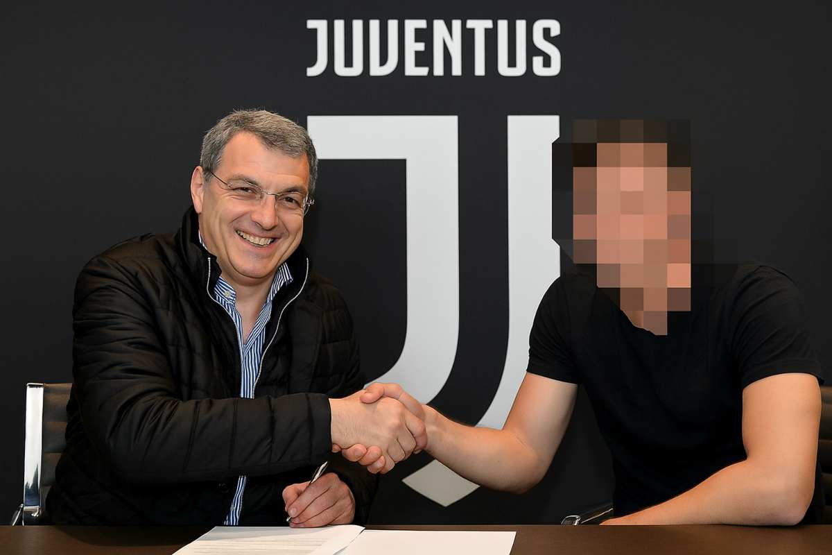 Comolli stringe la mano ad un giocatore immaginario