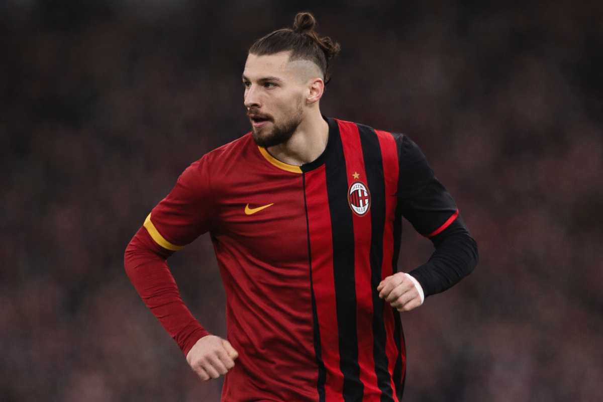 Dragusin con la maglia divisa a metà tra Roma e Milan