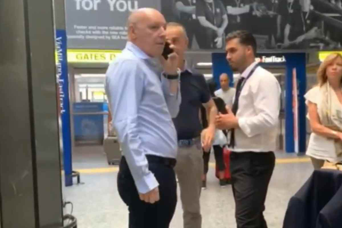 Marotta insieme ad altre persone in aeroporto