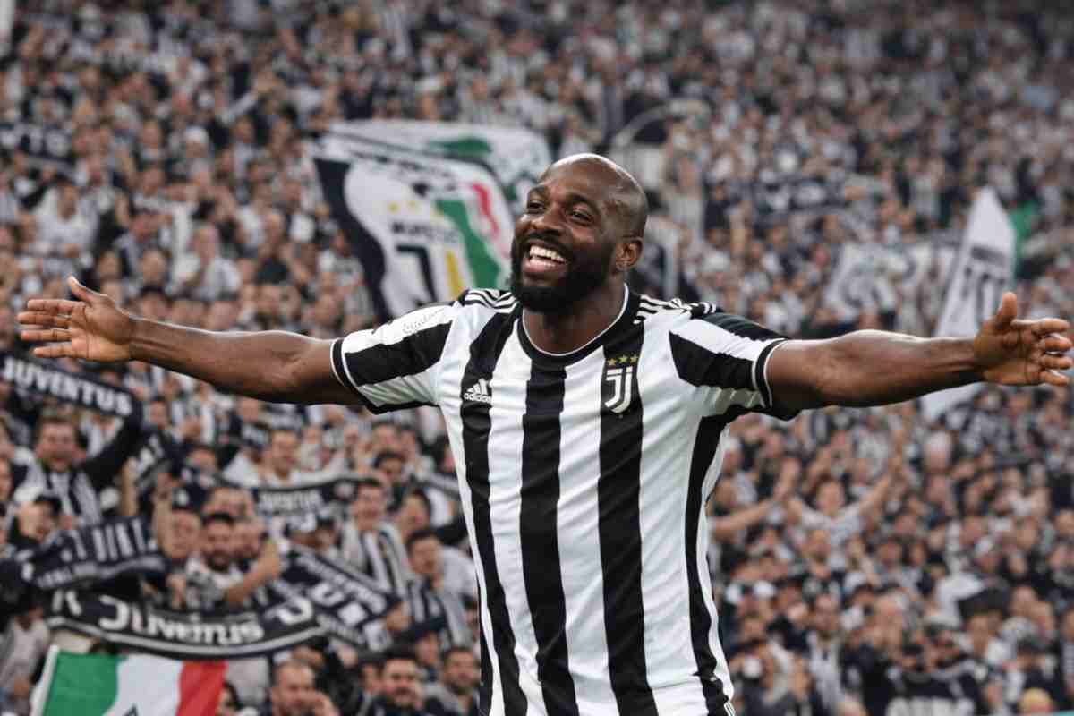 Mateta esulta con la maglia della Juventus
