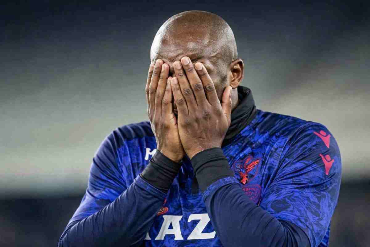 Mateta con le mani in faccia