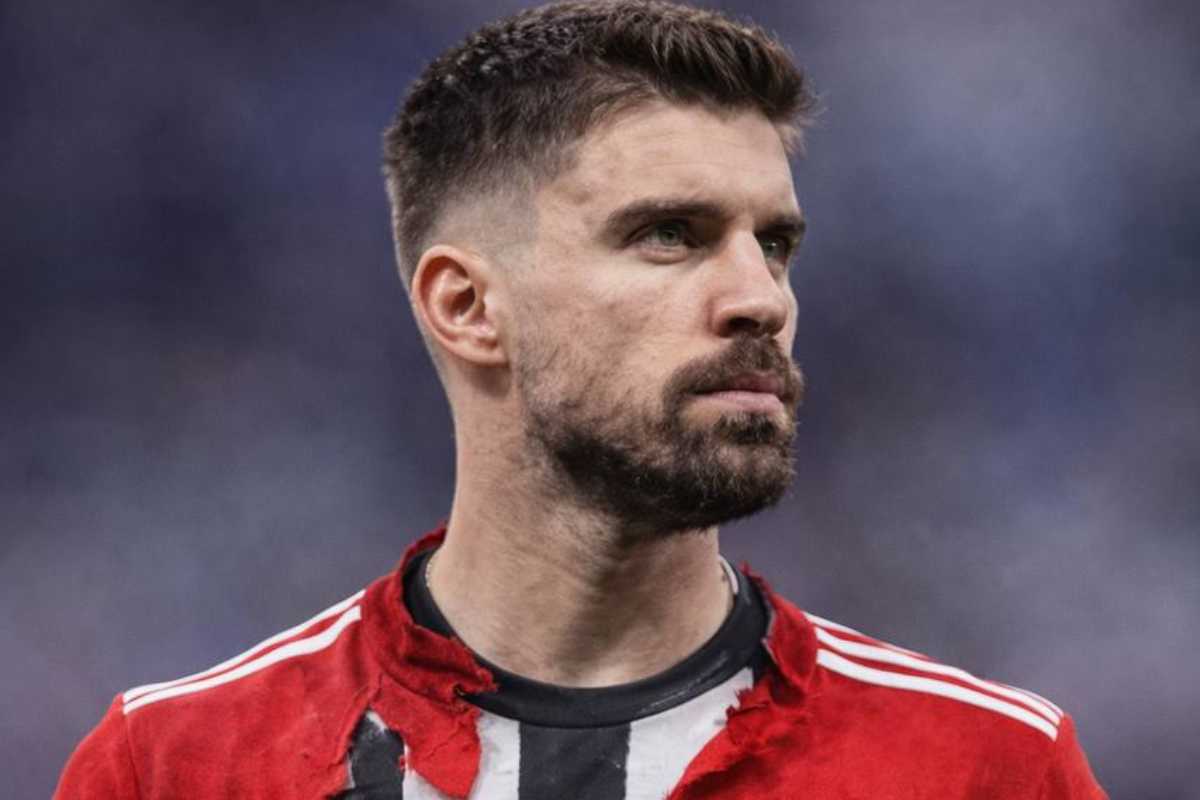 Ruben Neves, in uscita dall'Al Hilal, con la maglia del Manchester United