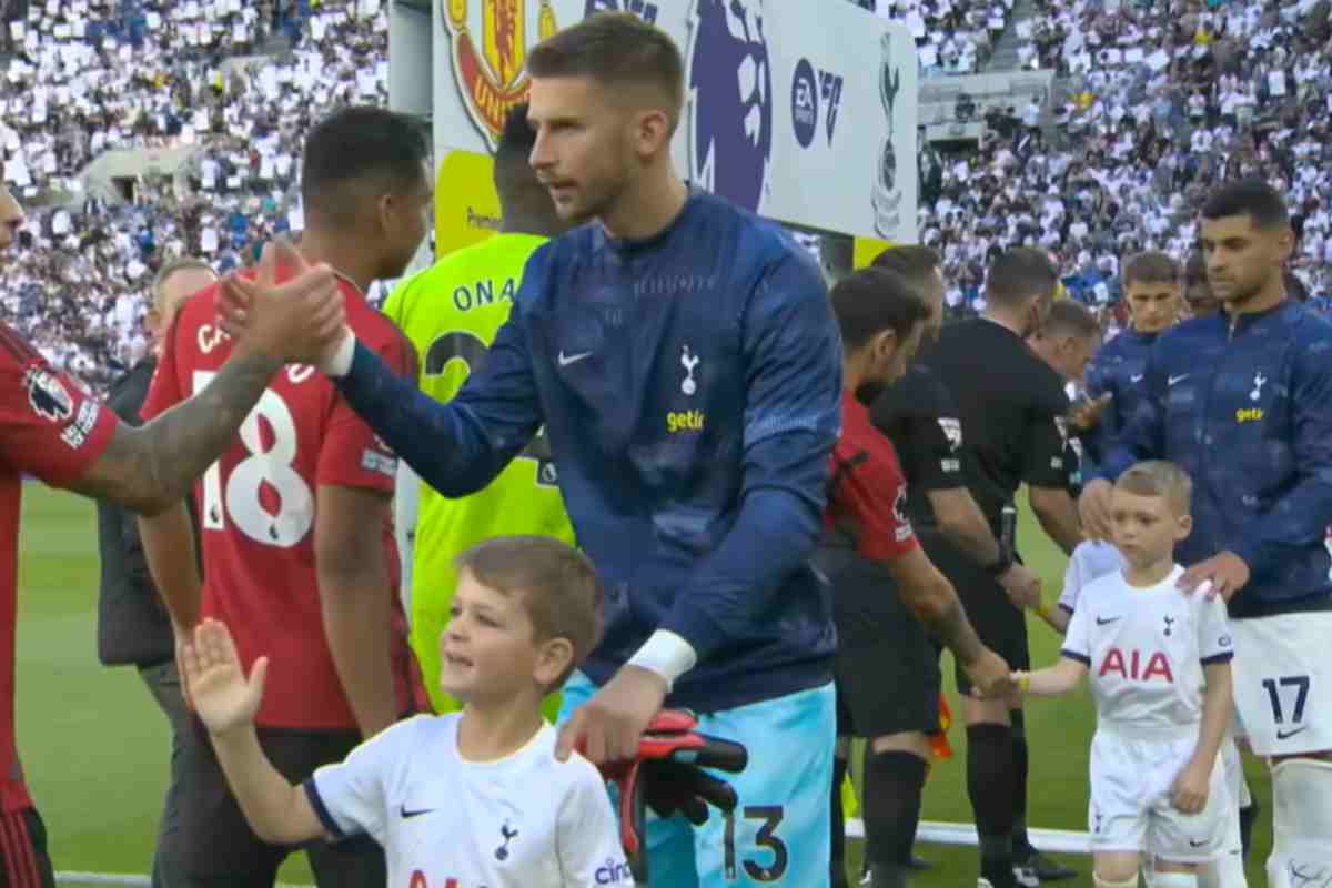 Vicario batte il cinque ai giocatori dello United