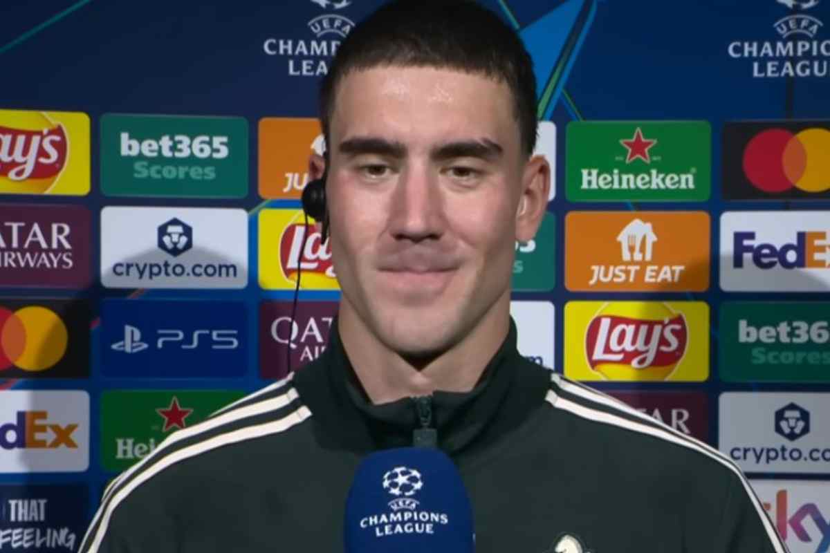 Dusan Vlahovic sorride durante l'intervista a Sky