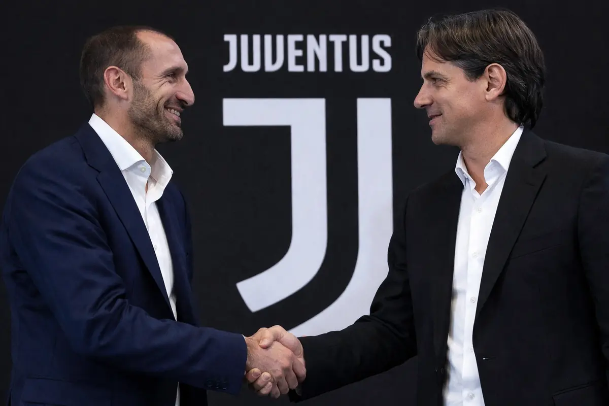 Stretta di mano tra Chiellini e Inzaghi