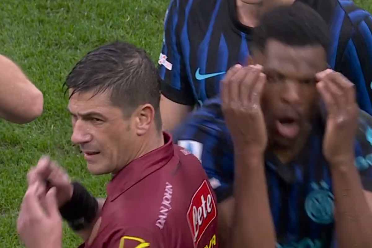 Proteste per il fallo su Dumfries